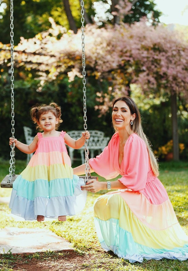 Bella Falconi combina look com as filhas em shooting cheio de fofura (Foto: Reprodução/Instagram)