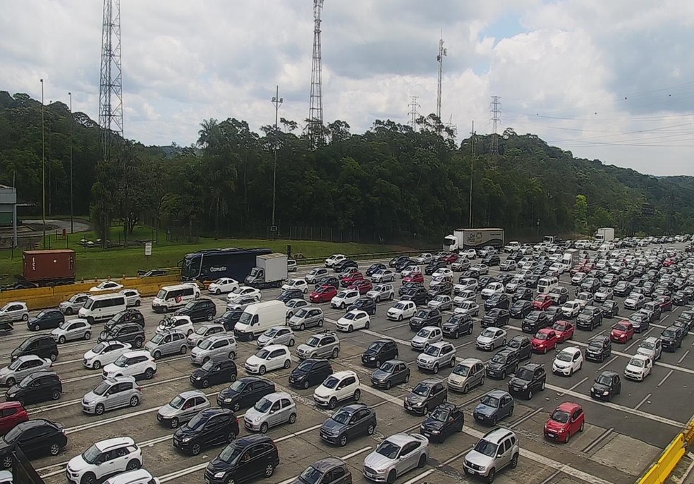 Pedágio da Rodovias Imigrantes, no Km 32, registra grande volume de veículos, na manhã deste sábado (12) — Foto: Ecovias/Divulgação