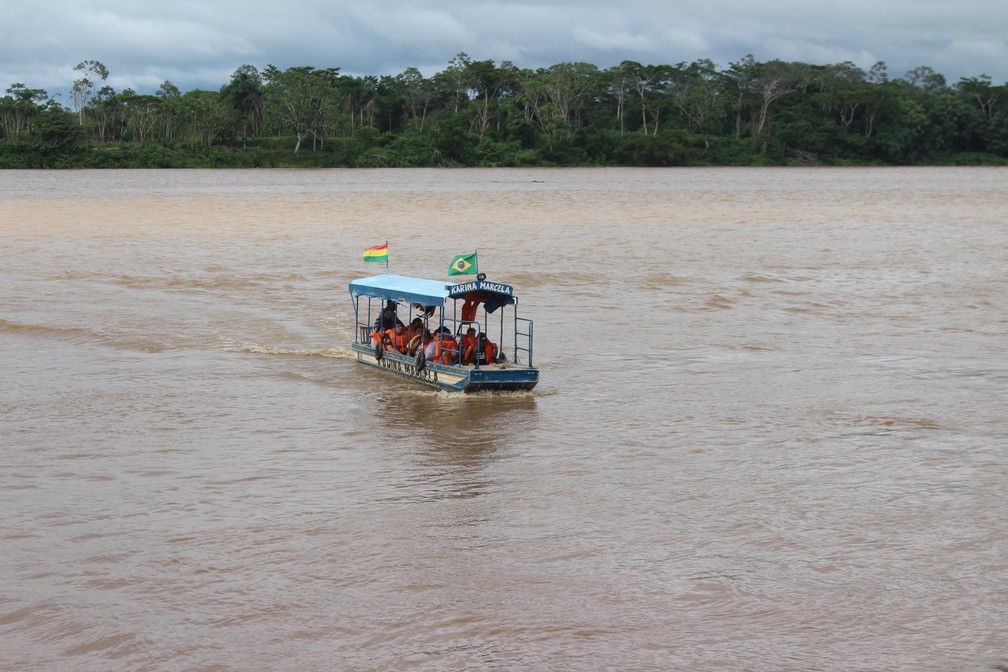 Turistas brasileiros atravessam para a BolÃ­via pelo Rio MamorÃ© (Foto: JÃºnior Freitas/G1)