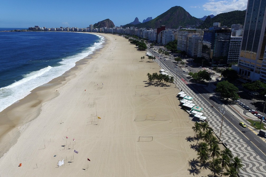 RIO DE JANEIRO - Praia de Copacabana vazia no Rio de Janeiro nesta segunda-feira (23). Autoridades tem orientado população a evitar aglomerações para evitar a propagação do coronavírus — Foto: Dhavid Normando/Futura Press via Estadão Conteúdo