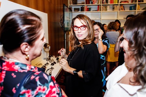 A diretora de redação Marina Caruso experimenta um dos novos modelos de óculos (foto: Charles Naseh) 