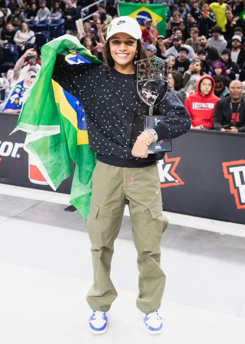 Rayssa Leal é campeã da SLS em Chicago — Foto: SLS