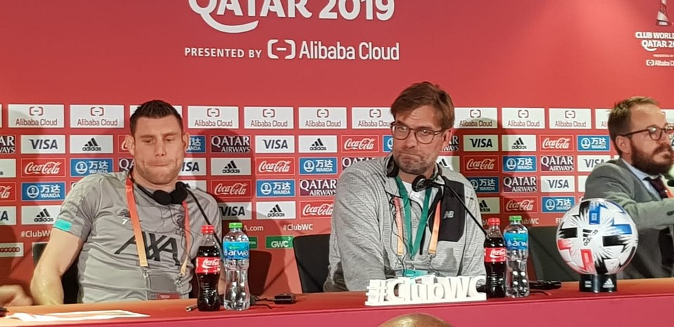 Milner e Kloppe durante coletiva do Liverpool em Doha — Foto: Rodrigo Lois