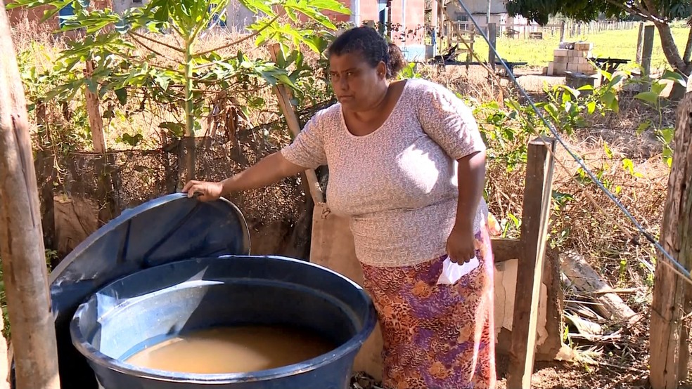 Moradora de Linhares mostra situação ruim da água na caixa d'água — Foto: Reprodução/TV Gazeta