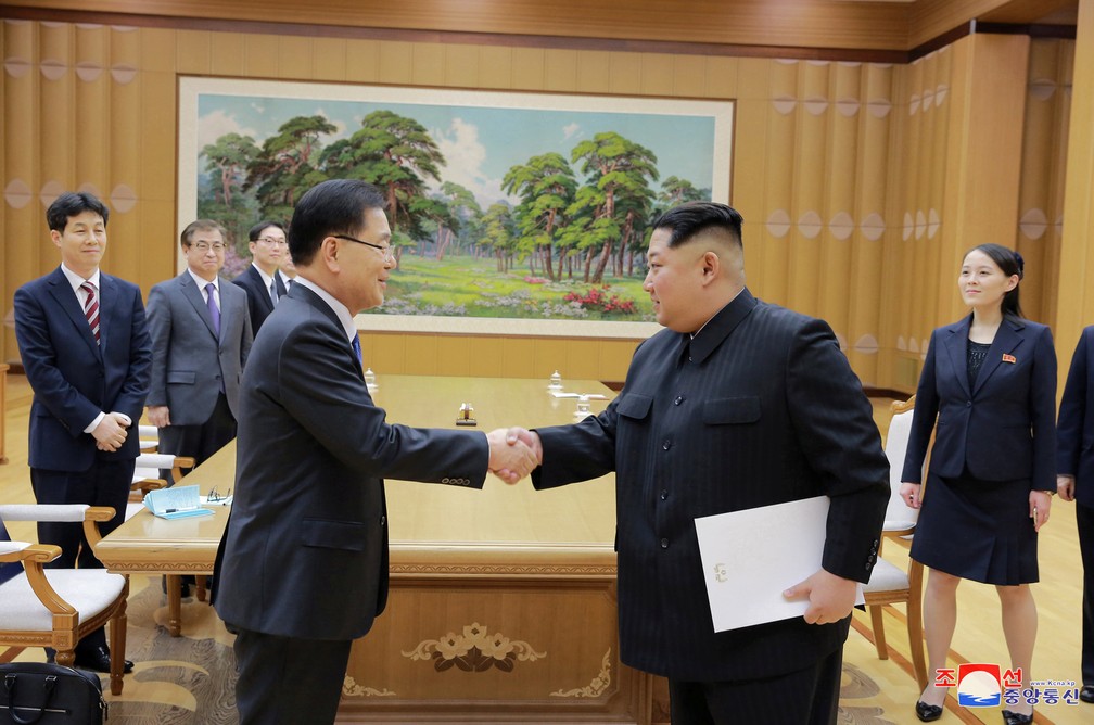 Kim Jong-un (esquerda) aperta a mão de integrante da delegação sul-coreana em Pyongyang, nesta segunda (5) (Foto: Reuters/KCNA)