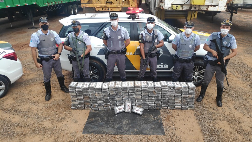 Droga foi encontrada dentro de fundo falso de caminhão em Guaraçaí — Foto: Divulgação/Polícia Militar Rodoviária de Araçatuba 