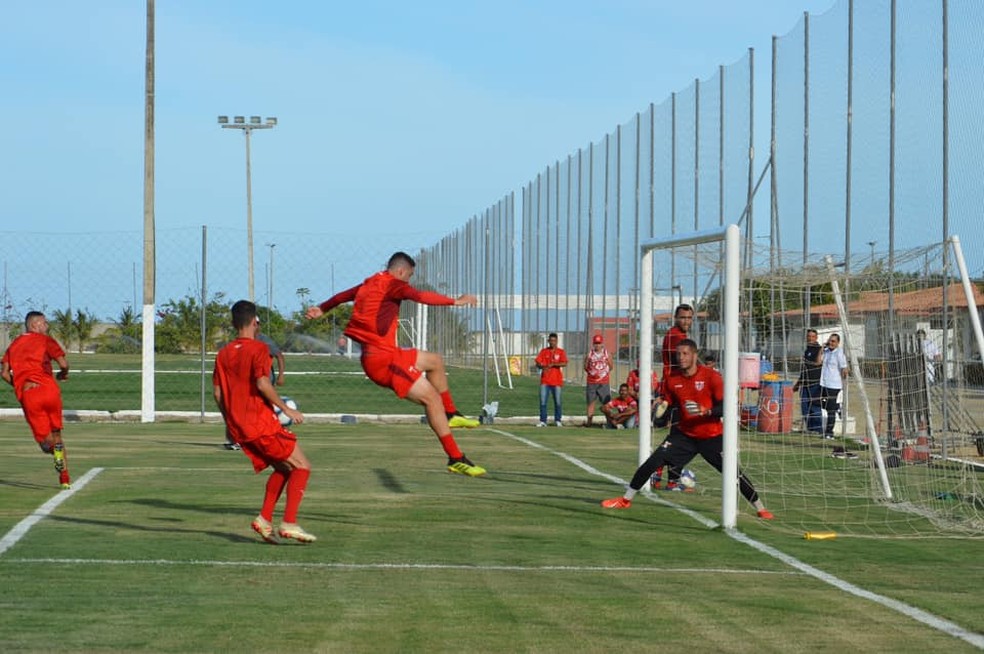 Xandão em ação no treino do CRB — Foto: Maxwell Oliveira/ASCOM CRB