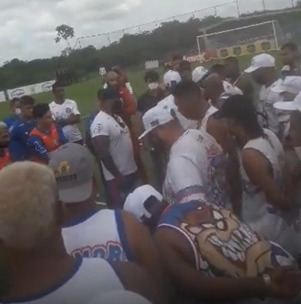 Torcida do Bahia invade CT para cobrar e ameaçar jogadores — Foto: Reprodução