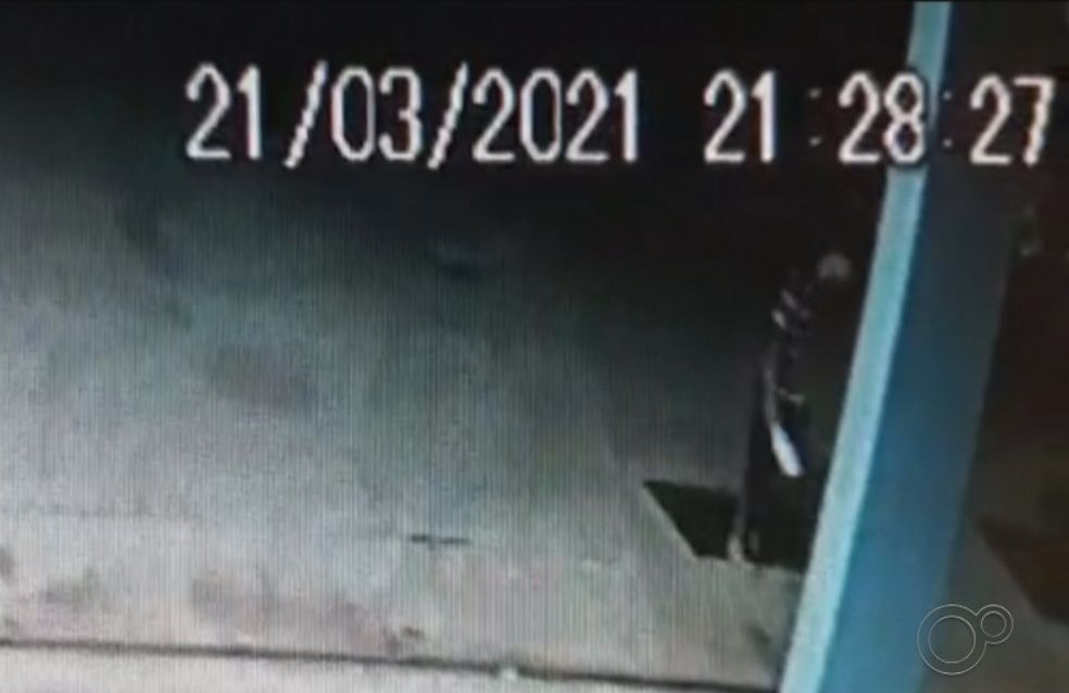 Suspeito foi flagrado com a faca no pátio do posto de combustíveis em Lençóis Paulista — Foto: TV TEM/ Reprodução