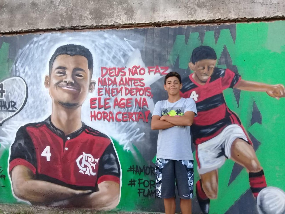 Iago posa ao lado de muro em homenagem a Arthur Vinícius — Foto: Arquivo Pessoal