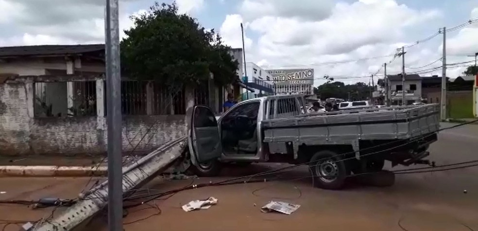Assaltantes fazem funcionários de loja reféns e são presos ao bater carro durante fuga no AC — Foto: Wendell Land/Rede Amazônica Acre 