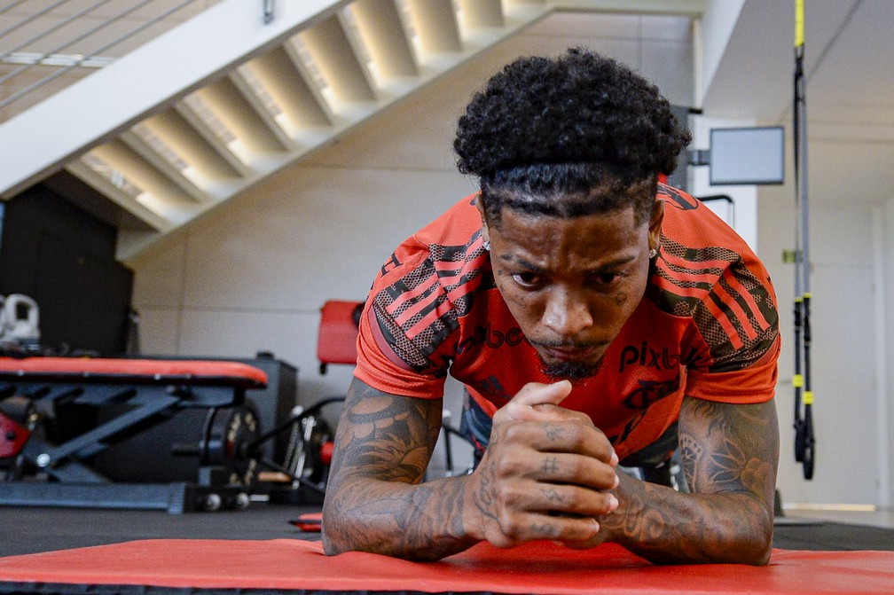 Marinho faz alongamento em primeiro treino pelo Flamengo — Foto: Marcelo Cortes/Flamengo