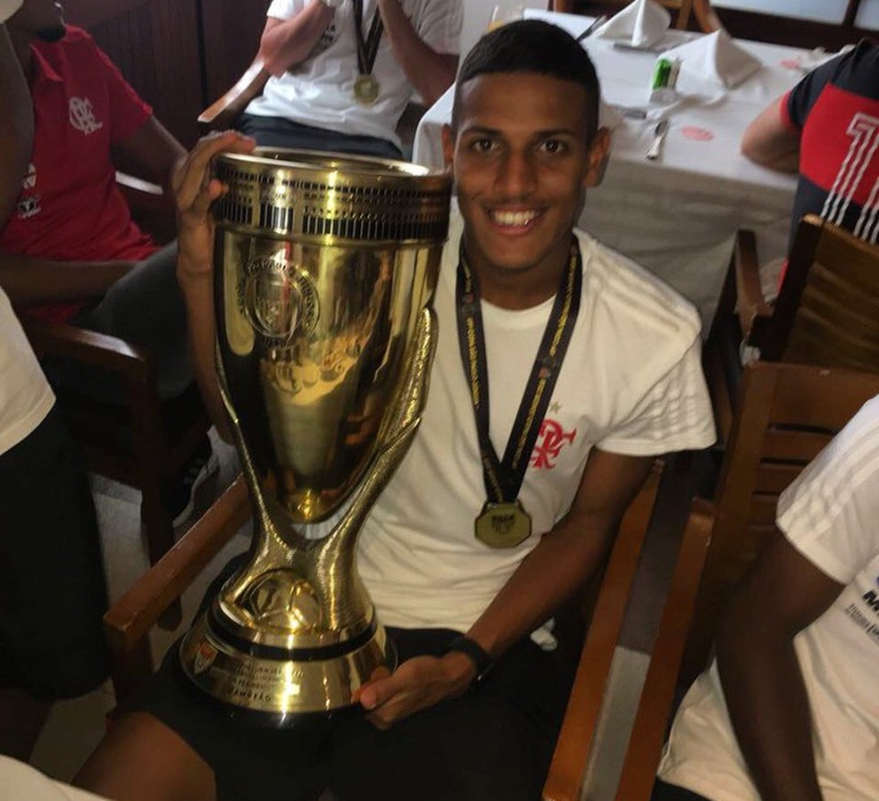 Vinição com o troféu da Copinha do ano passado — Foto: Divulgação