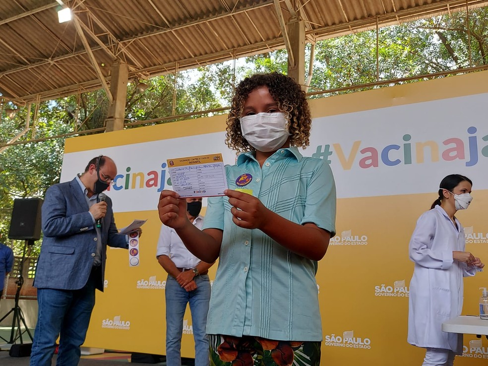 Caetano mostra seu comprovante de imunização após receber primeira dose de CoronaVac, nesta quinta (20) — Foto: Rodrigo Rodrigues/g1