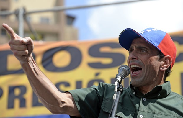 Henrique Capriles fala durante protesto contra o governo em Caracas, no último dia 22 (Foto: Juan Barreto/AFP)