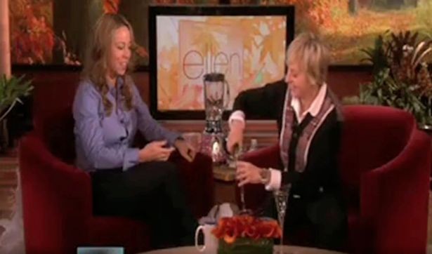 Mariah Carey e Ellen DeGeneres no programa The Ellen DeGeneres Show em 2008 (Foto: reprodução)