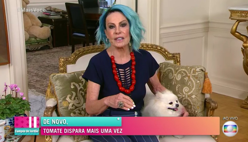 Ana Maria Braga usa colar de tomates no programa "Mais Você" em 9 de fevereiro por causa do aumento no preço da fruta. — Foto: Reprodução/TV Globo