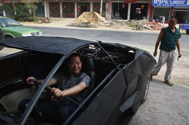Jian criou a réplica do esportivo de luxo usando partes de outros veículos. (Foto: Xihao/Reuters)