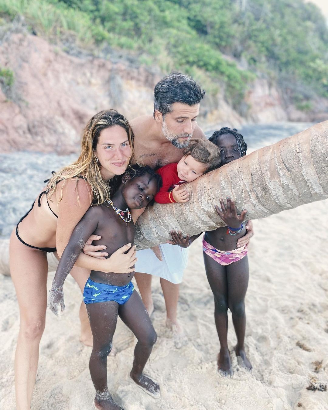 Giovanna Ewbank, Bruno Gagliasso e os filhos, Titi, Bless e Zyan (Foto: Reprodução / Instagram)