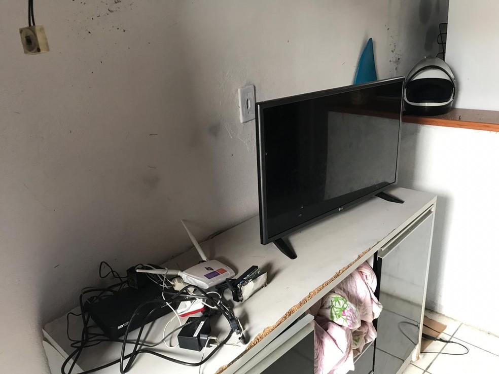TelevisÃ£o e outros equipamentos queimaram apÃ³s raio atingir casa em Natal â€” Foto: Kleber Teixeira/Inter TV Cabugi