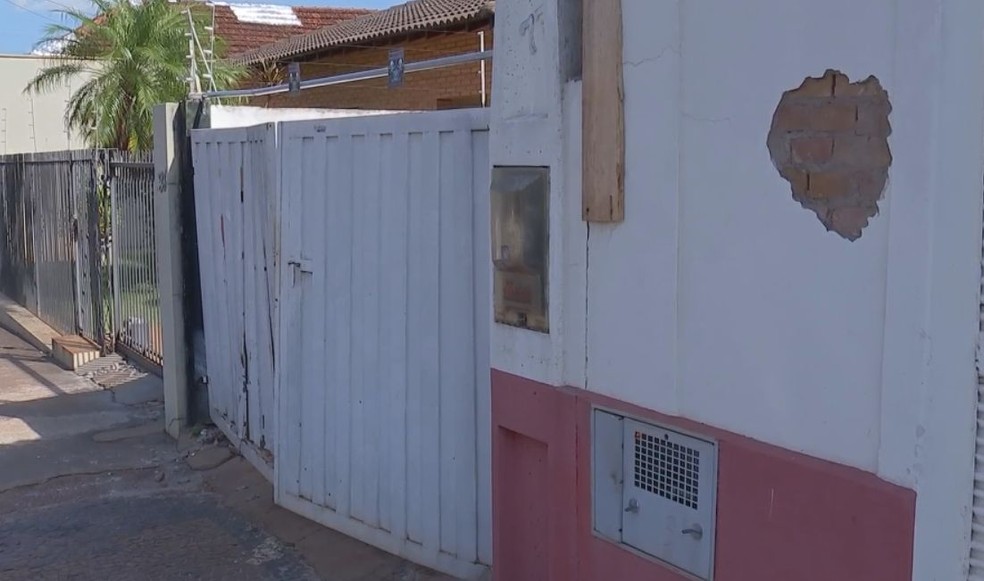 Portão de loja em Santa Cruz do Rio Pardo (SP) onde suspeito de furtar igreja foi atropelado por padre ficou danificado — Foto: TV TEM/Reprodução