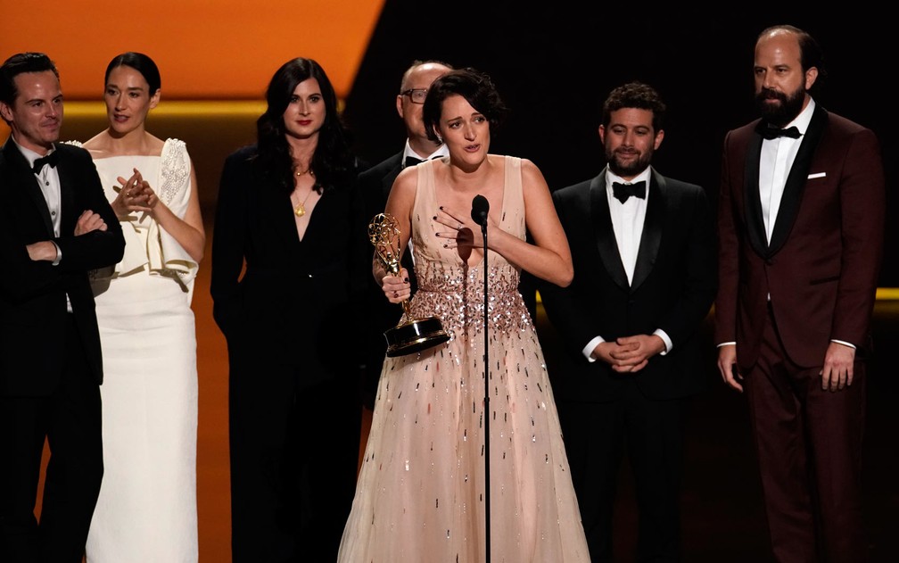 O elenco e produtores de ‘Fleabag’ recebem o prêmio de melhor série de comédia no 71º Emmy, no Microsoft Theatre, em Los Angeles, no domingo (22) — Foto: Reuters/Mike Blake