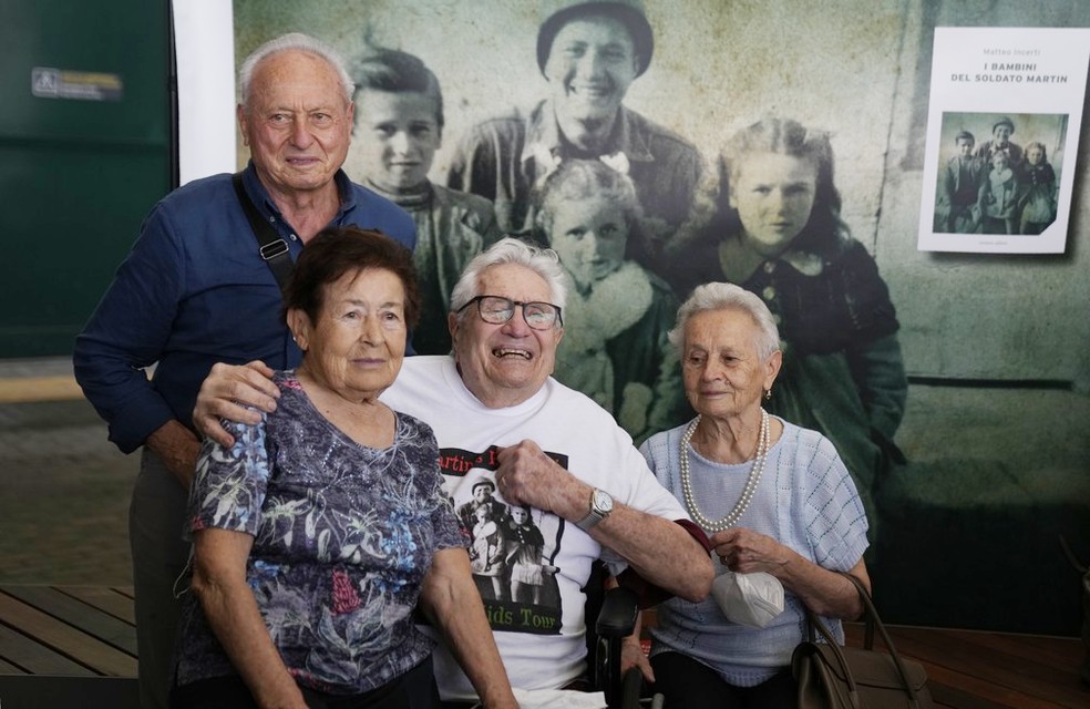 Martin Adler, Giulio, Mafalda e Giuliana Naldi se reencontram sete décadas após incidente na Itália — Foto: Antonio Calanni/AP