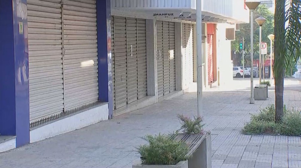 Ruas ficaram vazias após adoção de medidas mais restritivas em Catanduva (SP) — Foto: Reprodução/TV TEM