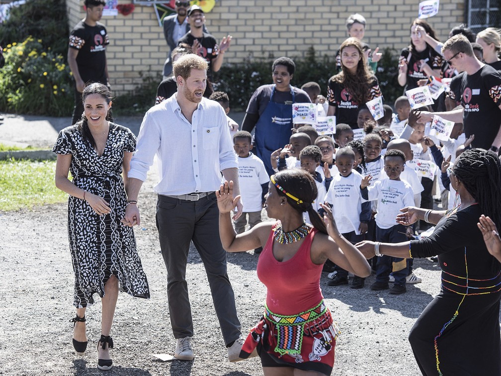 Harry e Meghan se encontram com a populaÃ§Ã£o de Nyanga, na Ãfrica do Sul, nesta segunda-feira (23). â Foto: David Harrison/Pool/AFP
