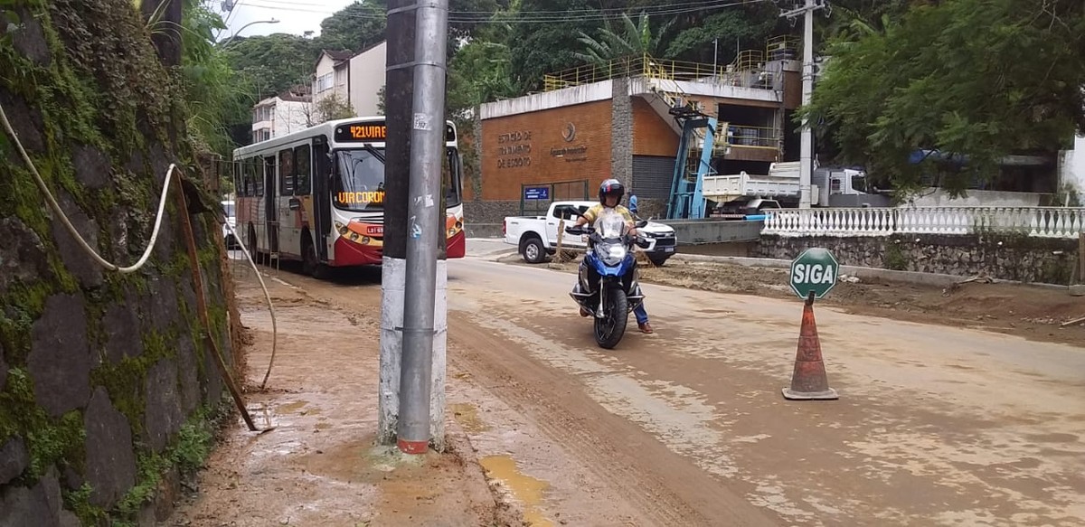 Deslizamento de terra afeta trânsito na Rua Washington Luiz, em Petrópolis 