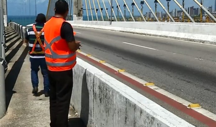 Voluntários se revezam na Ponte Newton Navarro, em Natal, para evitar suicídios — Foto: Reprodução/Inter TV Cabugi