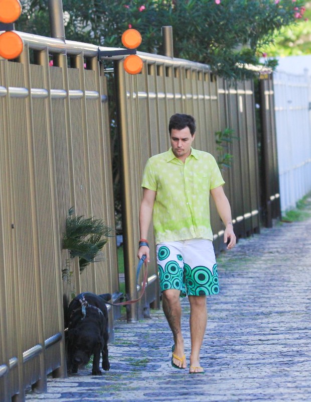 Felipe Dylon passei com cachorros e a mãe no Rio (Foto: Webert Belício / AgNew)