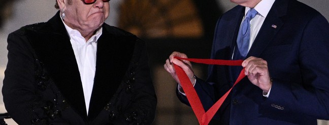 Elton John recebe medalha de Joe Biden e faz apresentação na Casa Branca — Foto: Brendan Smialowski / AFP