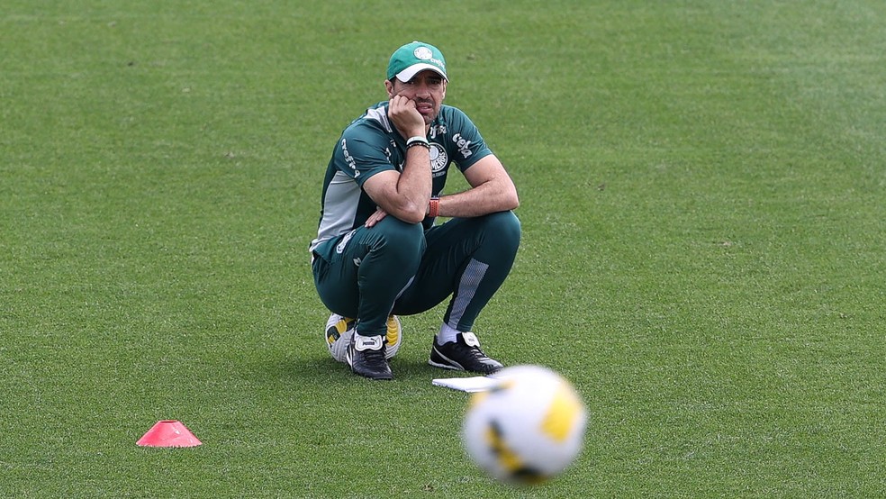 Abel Ferreira durante treino do Palmeiras na Academia de Futebol  Foto: Cesar Greco