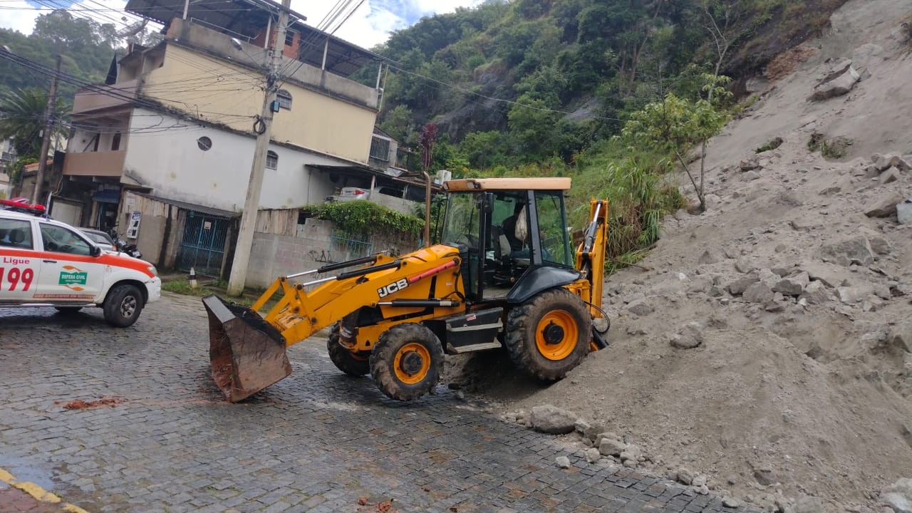 Chuva provoca deslizamentos e seis pessoas ficam desalojadas em Nova Friburgo, no RJ 