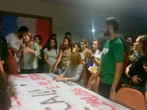 Reitora da Ufal conversa com os estudantes (Foto: Frente de Mobilização Estudantil da Ufal/Divulgação)