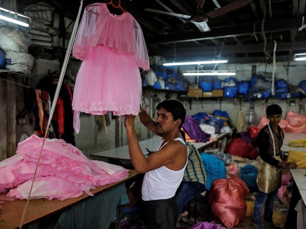 Foto de agosto de 2016 mostra pequena fábrica de vestuário em Mumbai. Mão de obra barata é abundante na Índia e atrai investidores, gerando efeito positivo sobre o PIB sem que haja melhora na distribuição de renda, explicam especialistas. (Foto: Danish Siddiqui / Reuters)