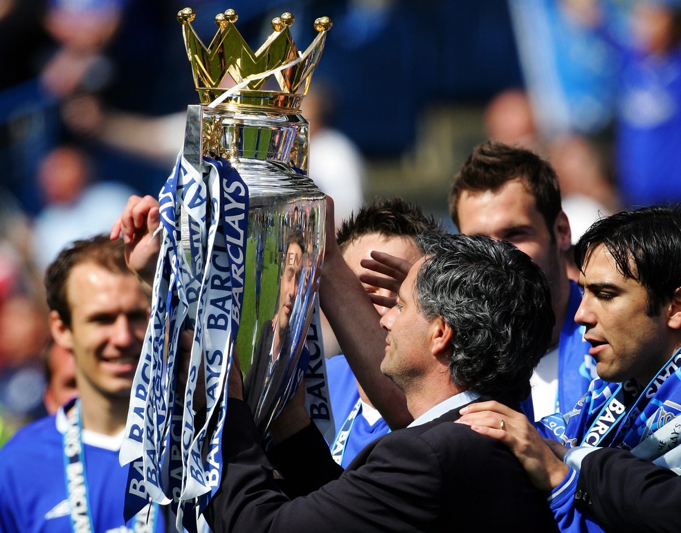 Mourinho comemora primeiro título inglês com Chelsea — Foto: Adrian Dennis/AFP