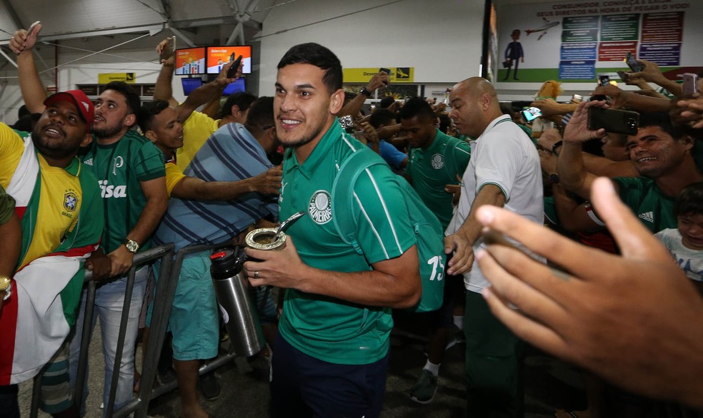 Gustavo Gómez na chegada do Palmeiras a São Luís — Foto: Cesar Greco/Palmeiras
