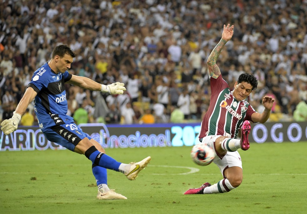 Léo Jardim e Cano em Fluminense x Vasco  — Foto: André Durão