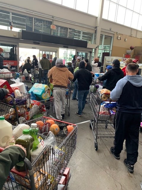 Clientes saem do supermercado HEB sem pagar (Foto: Reprodução/Facebook)
