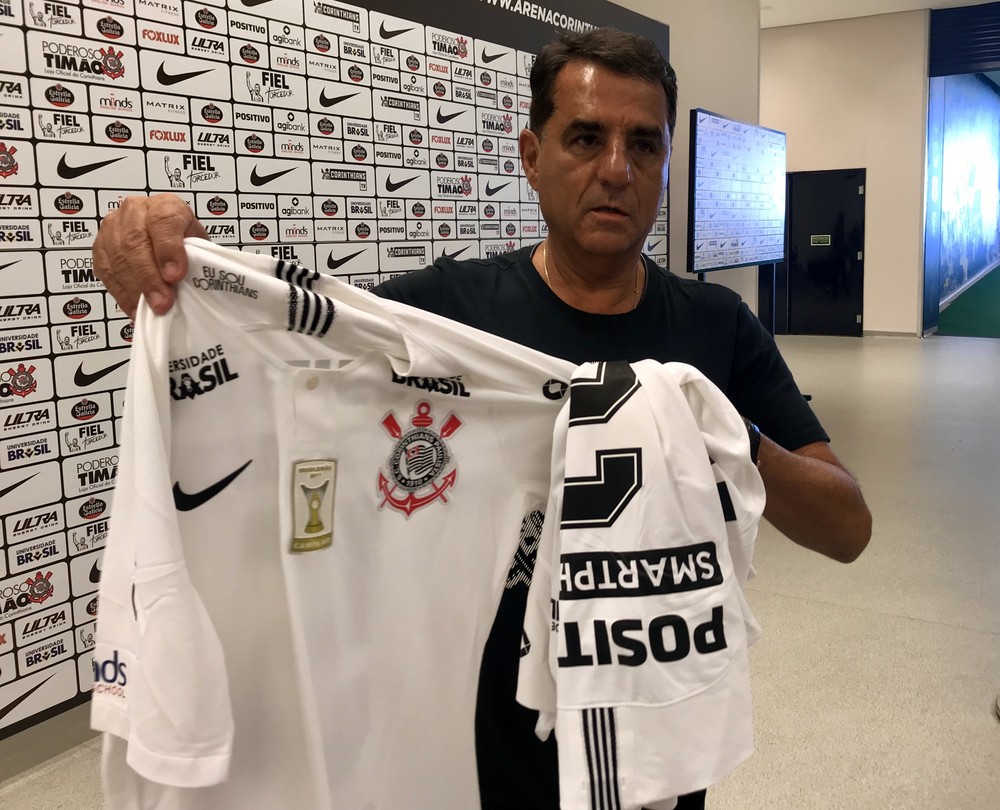 Luan, atacante do Grêmio, pede e ganha camisas do Corinthians de presente