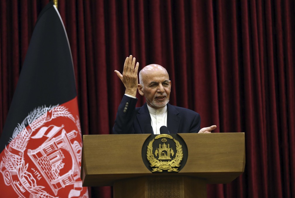 Presidente do Afeganistão, Ashraf Ghani, discursa em coletiva de imprensa em Cabul neste domingo (1º) — Foto: Rahmat Gul/AP Photo