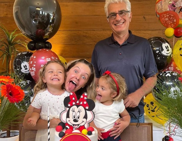 Bianca Rinaldi com o marido, Eduardo Menga, e as pequenas Giulia e Helena, netas dele (Foto: Reprodução/Instagram)