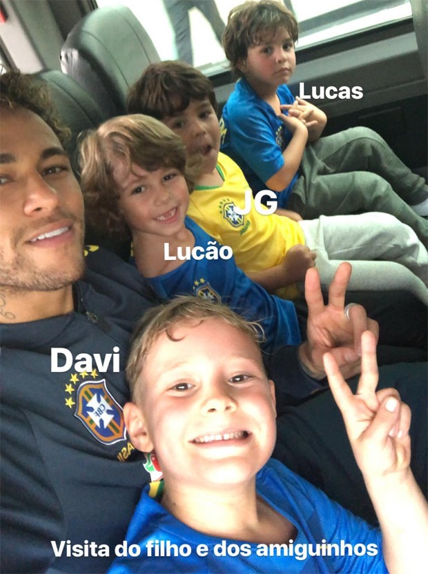 Neymar com o filho, David Lucca (abaixo), e amiguinhos do garoto (Foto: Reprodução/Instagram)