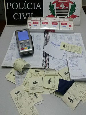Anotações, comprovantes e máquina foram apreendidos (Foto: Polícia Civil/Divulgação)