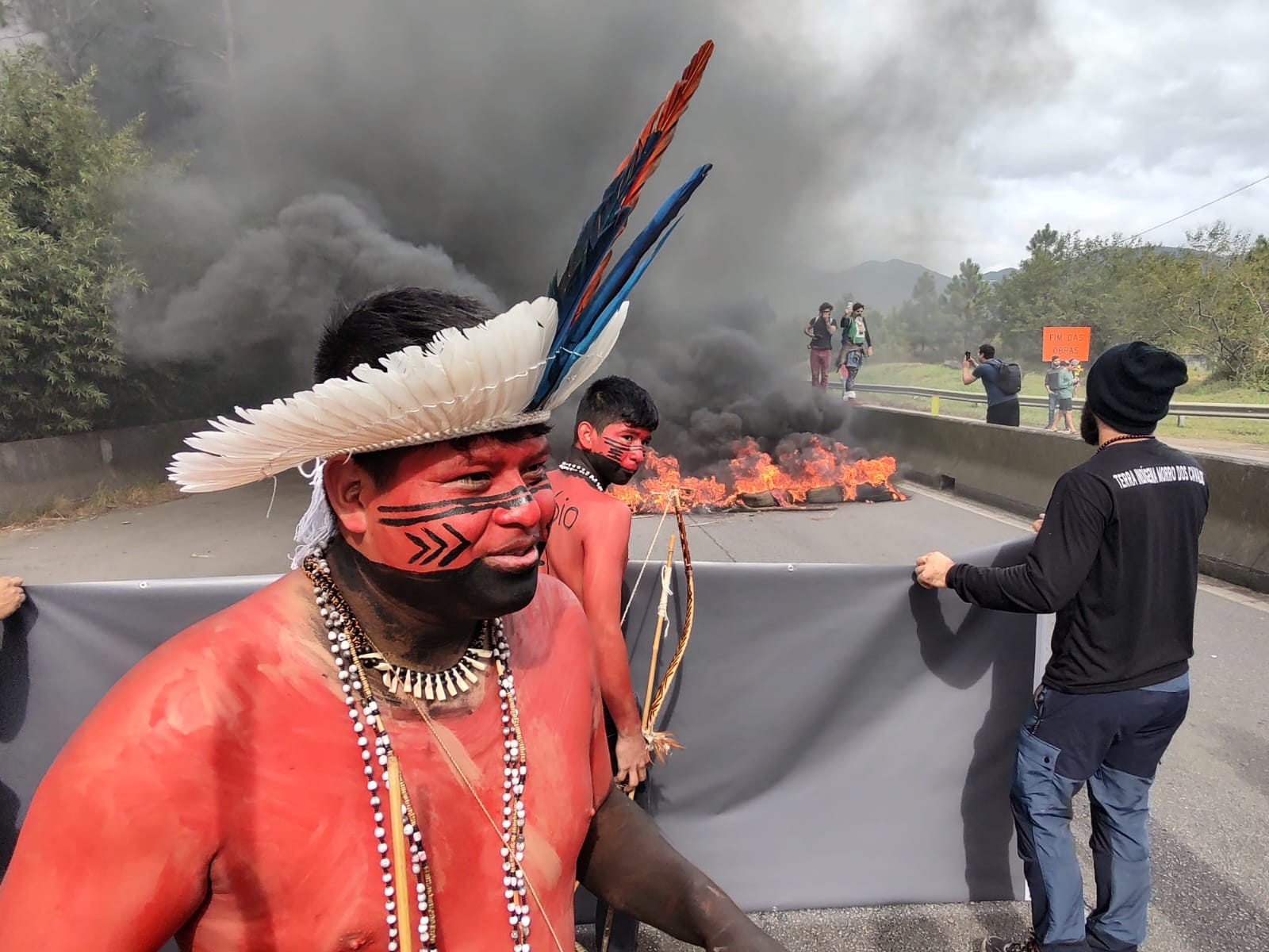 Indígenas queimam pneus e bloqueiam BR-101, na Grande Florianópolis, em protesto contra o PL 490