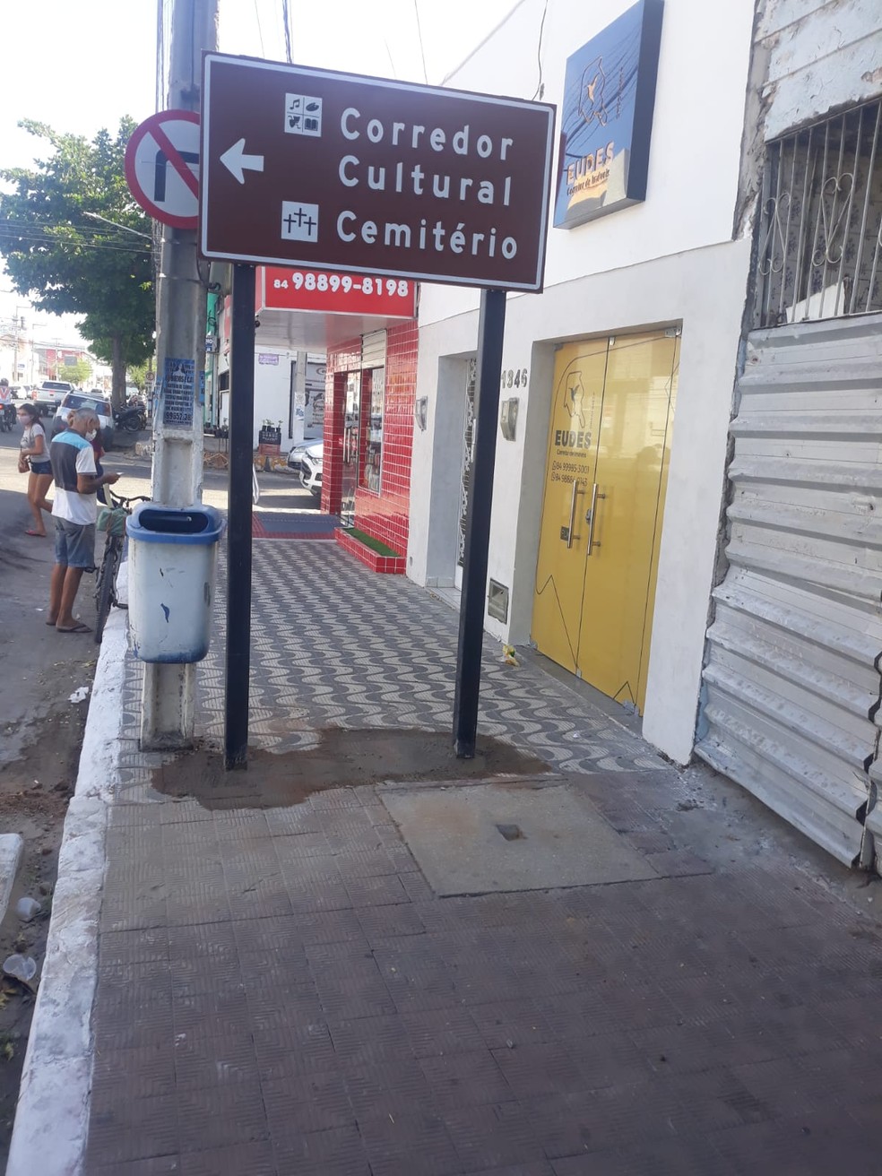 Placa foi instalada em calçada na Avenida Alberto Maranhão, em Mossoró. — Foto: Redes sociais