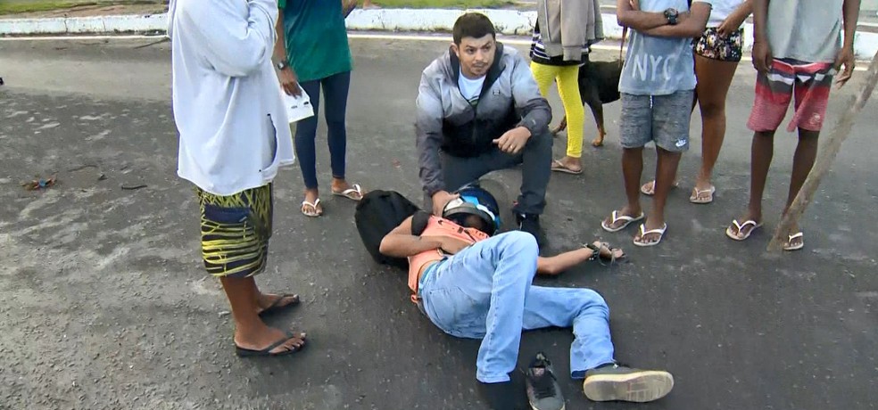 Motociclista foi atropelado por um carro no local do protesto, na Serra — Foto: Reprodução/TV Gazeta