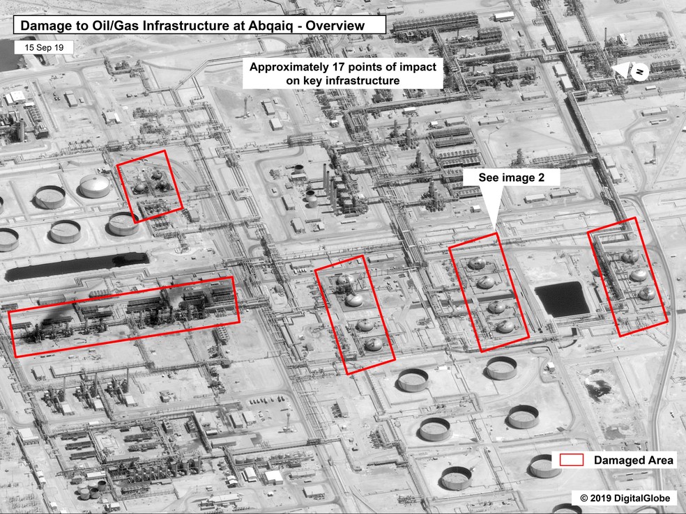 Imagem mostra danos provocados por ataques com drones contra as instalações da petroleira saudita estatal Aramco em Buqyaq e  Abqaiq  — Foto: Governo dos EUA / Digital Globe  via AP